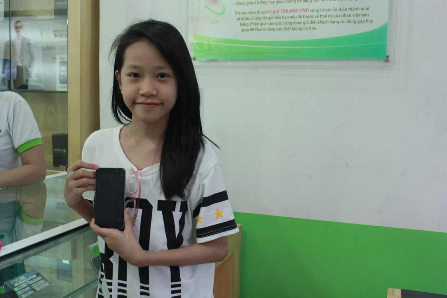 Em Giang thích thú chụp hình với chiếc máy mới mua.