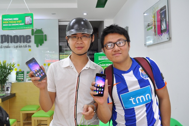 Bạn trẻ hài lòng khi sở hữu chiếc điện thoại này trên tay