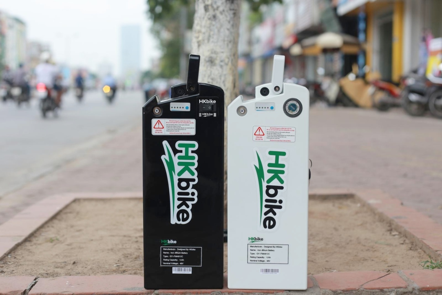 Pin xe iTrend (bên trái) và pin xe Zinger Extra (bên phải).
