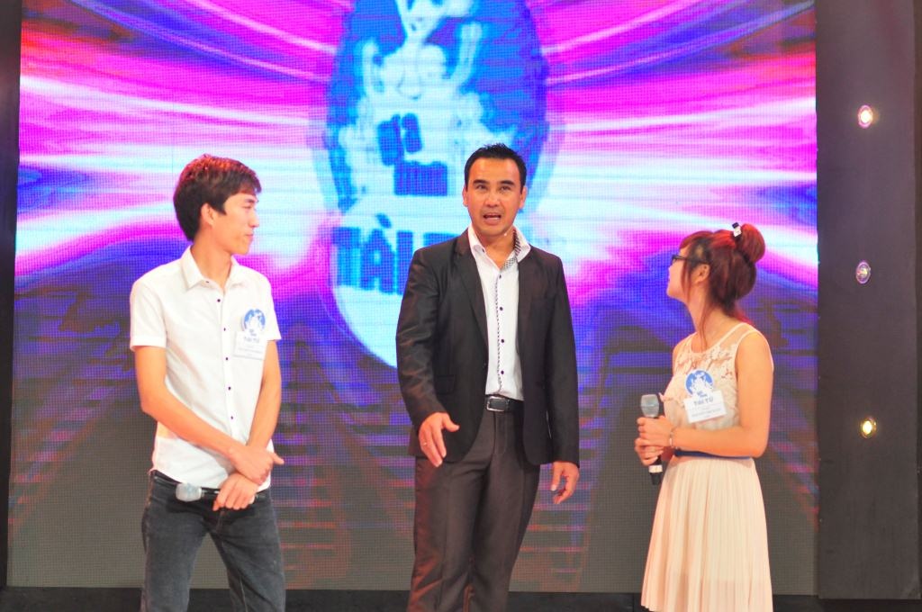 Nghe si Quyen Linh 'dung do' dong nghiep tren san khau hinh anh