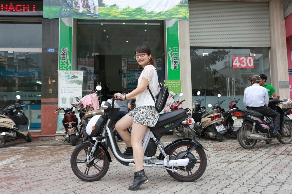 Thu Phương đã chọn chiếc xe đạp điện HKbike iTrend màu trắng Nami làm bạn đồng hành của mình, một phần cũng vì cô bạn này mê bộ phim Hàn Quốc Bản tình ca mùa đông - bối cảnh lấy cảm hứng sáng tạo tem xe của chuyên gia trẻ người Hàn Quốc Kim Seok Huyn.