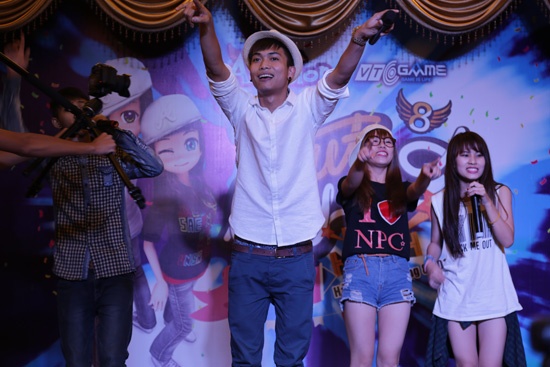 Big Daddy bi fan giat micro tren san khau hinh anh