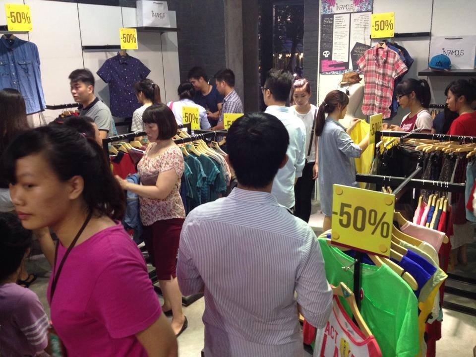 Super Sale 2014 thu hút đông đảo các tín đồ shopping.