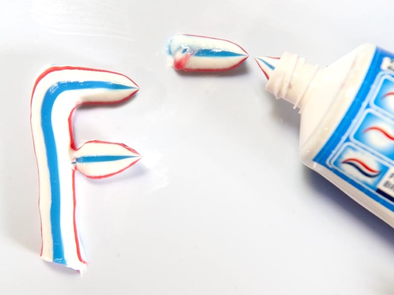 Sử dụng kem đánh răng có Fluor đúng cách để phòng ngừa sâu răng tối đa.