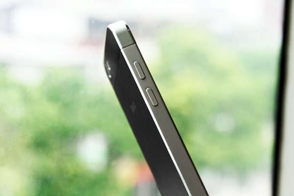 Thiết kế vỏ thép của sản phẩm nổi bật với sườn máy máy hơi hướng quý tộc.