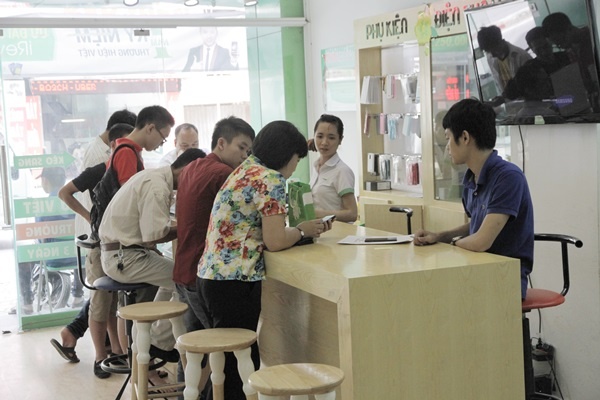 Đông đảo khách hàng muốn dùng thử và sở hữu iRevo giá ưu đãi.