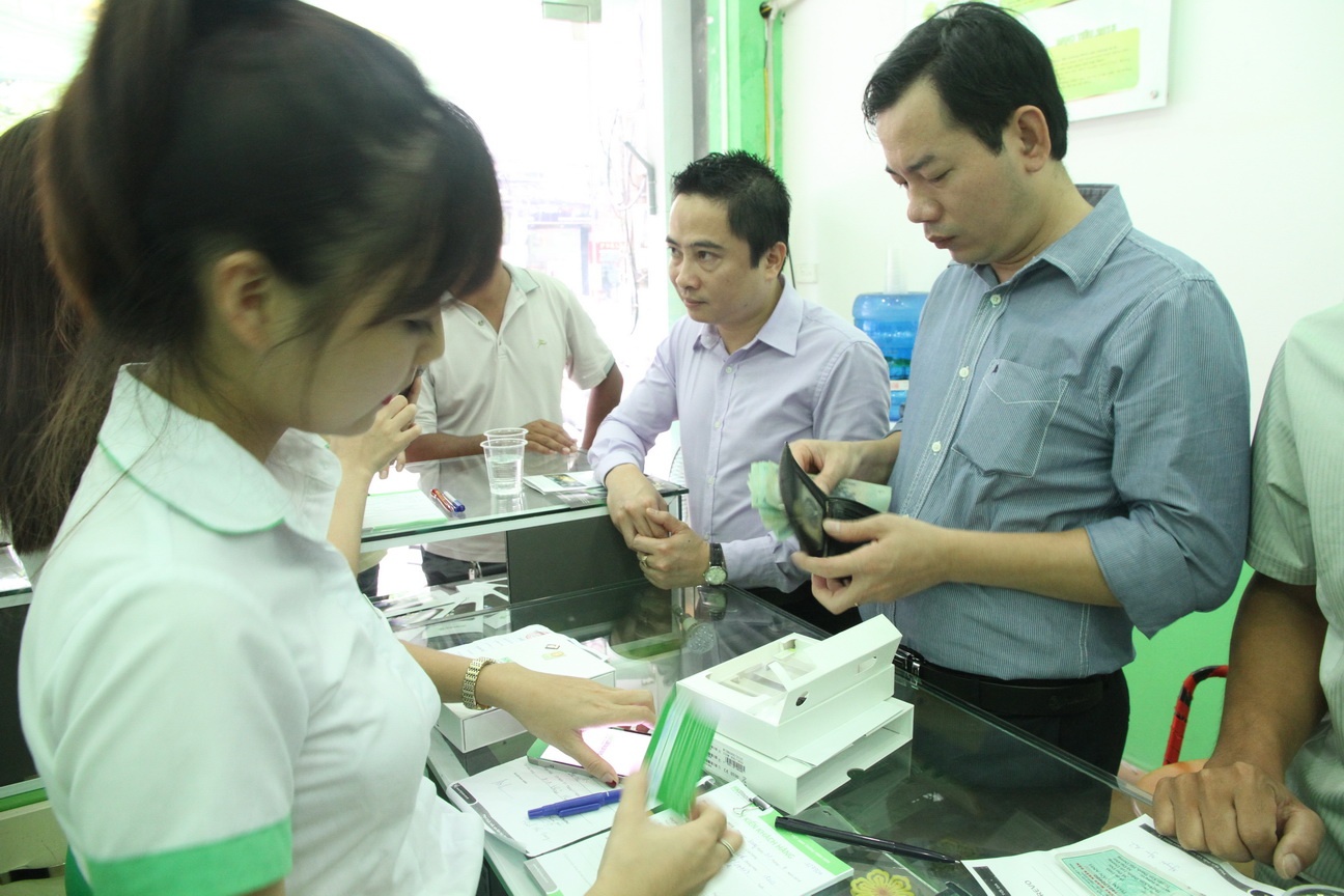 Đặt tiền trước là cách nhiều người chọn để chắc chắn mua được máy giá ưu đãi.