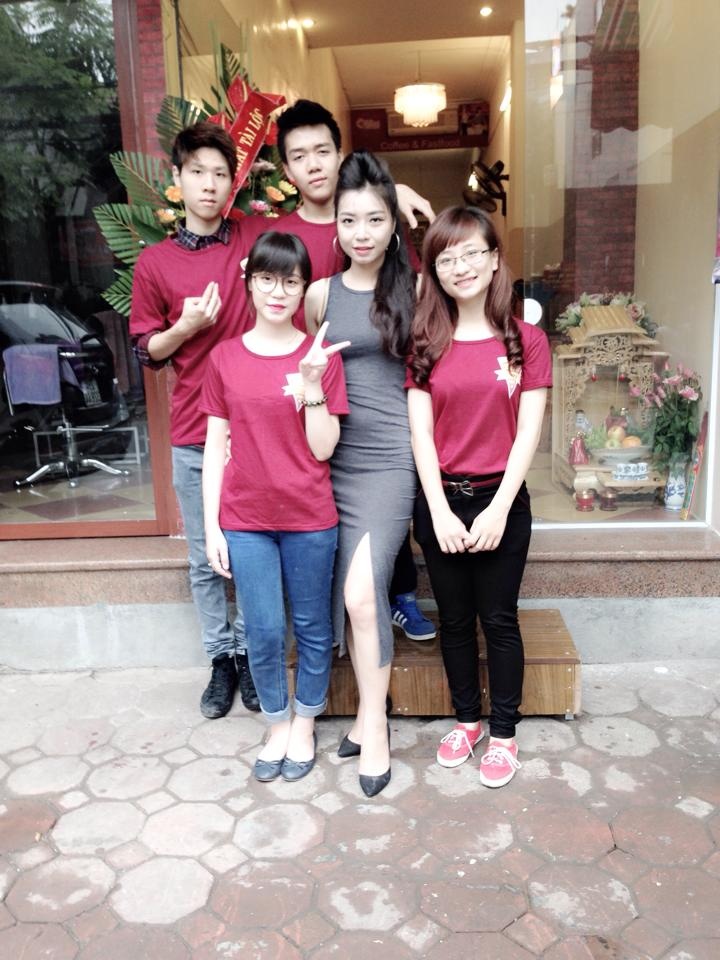 Trà My và nhân viên quán.