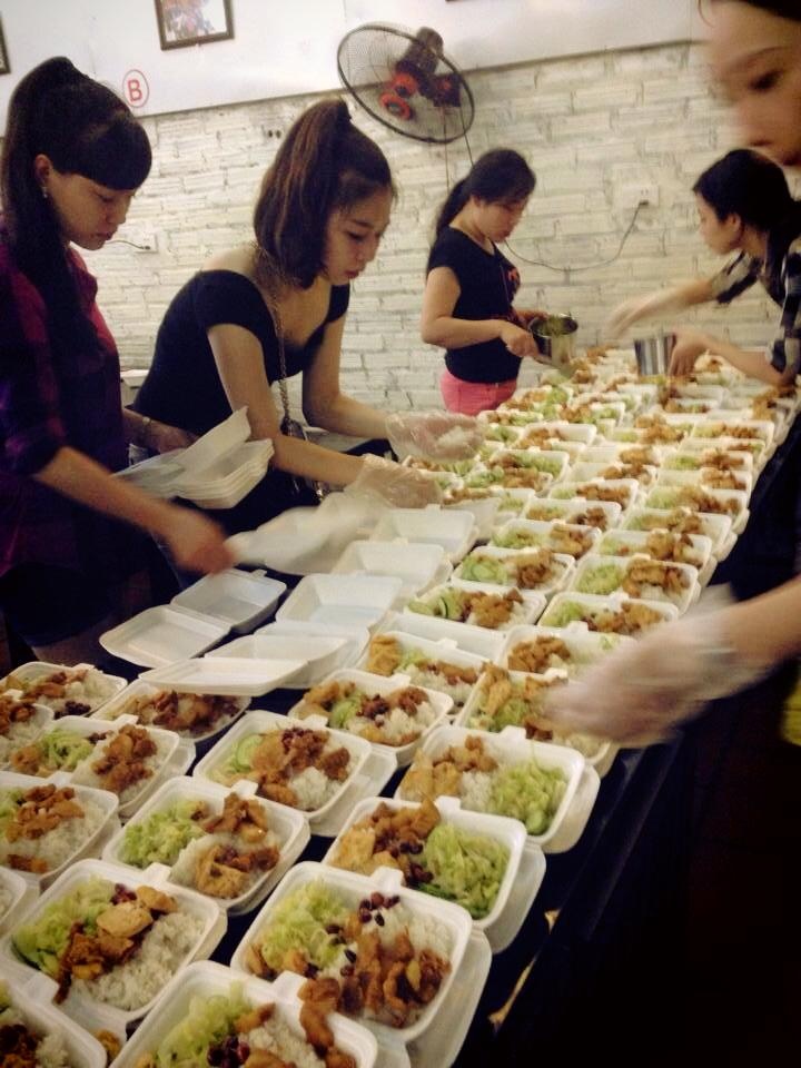 My phát cơm tại bệnh viện cho các bệnh nhân nghèo.