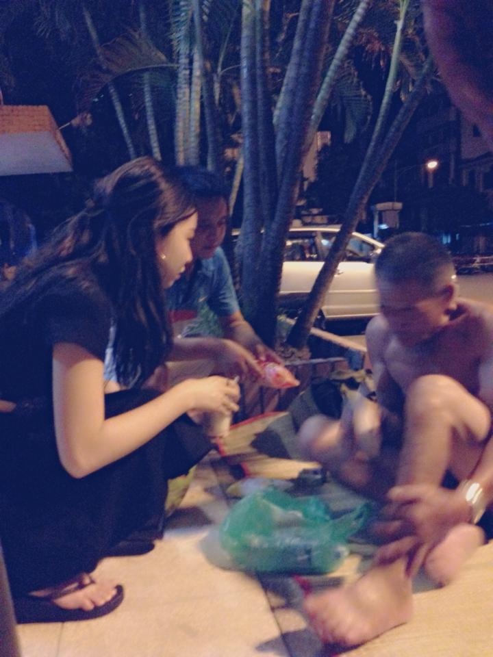 My tham gia tặng quà cho người vô gia cư trên địa bàn thành phố.