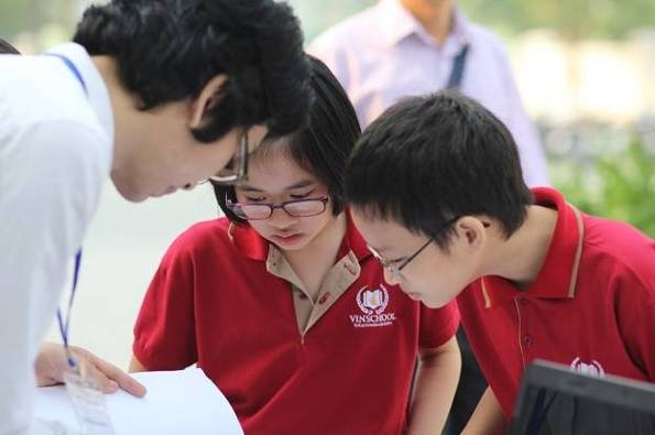 Ngay sau lễ khai mạc, các em học sinh được hưỡng dẫn vào làm thủ tục trước giờ thi.