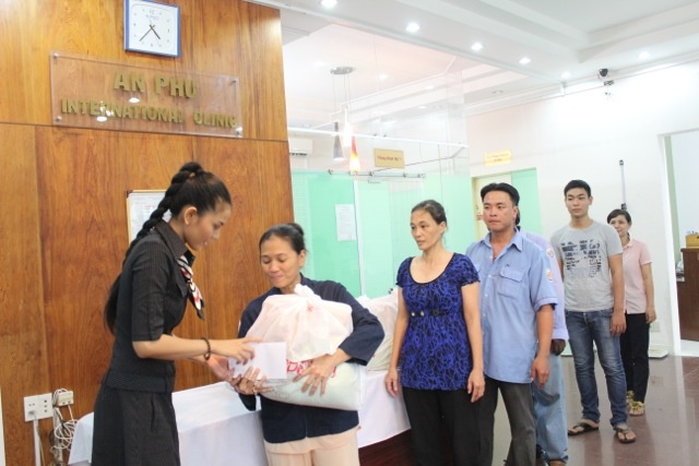 Phong kham An Phu phat thuoc cho nguoi ngheo hinh anh