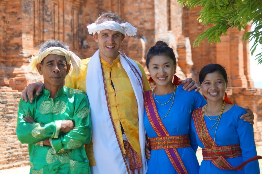 Nguyet Anh - Hong An ‘dai nao’ lang gom Bau Truc hinh anh