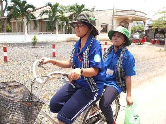 Hai chien si Mua he xanh dap xe mang com cho cu gia 78 tuoi hinh anh