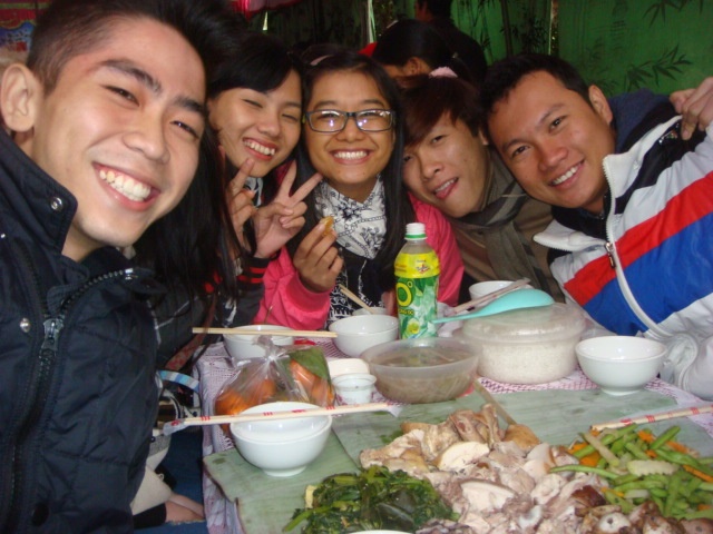 Co gai 'e' lau ngay bat ngo duoc 2 chang trai theo duoi hinh anh