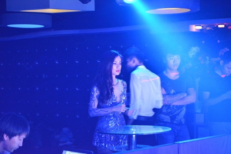 Hoang Thuy Linh boc het co trong dem Live Free hinh anh