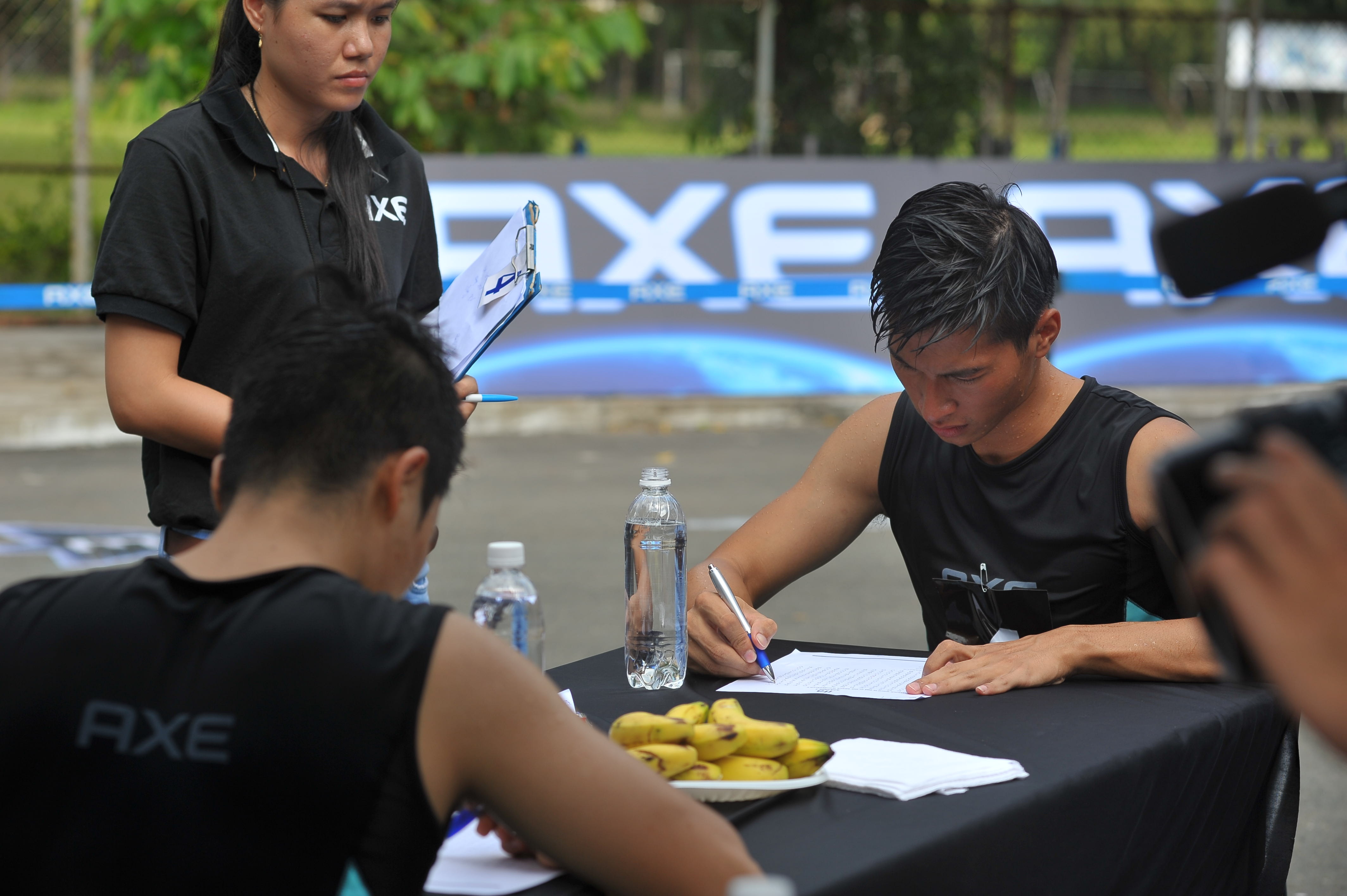 Thi sinh phi hanh gia but pha tren duong dua xanh hinh anh