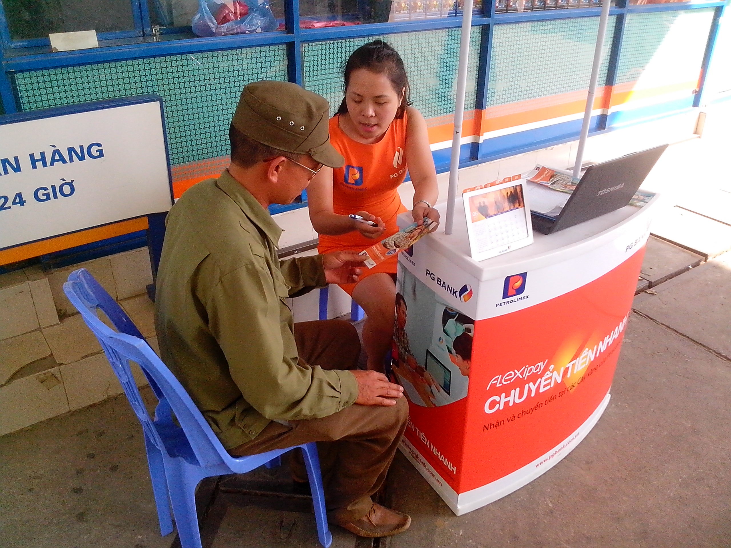 Chuyen tien nhanh - tien ich cho sinh vien mua khai truong hinh anh