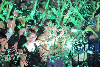 Bia Heineken khuay dong khan gia cung Live Access hinh anh