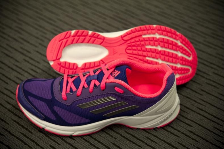 Con sot giay chay bo mang ten adidas Lite Pacer hinh anh