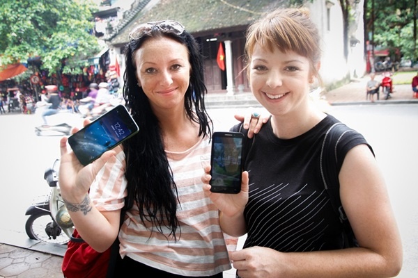 Dien thoai HKPhone lam hai long khach nuoc ngoai hinh anh