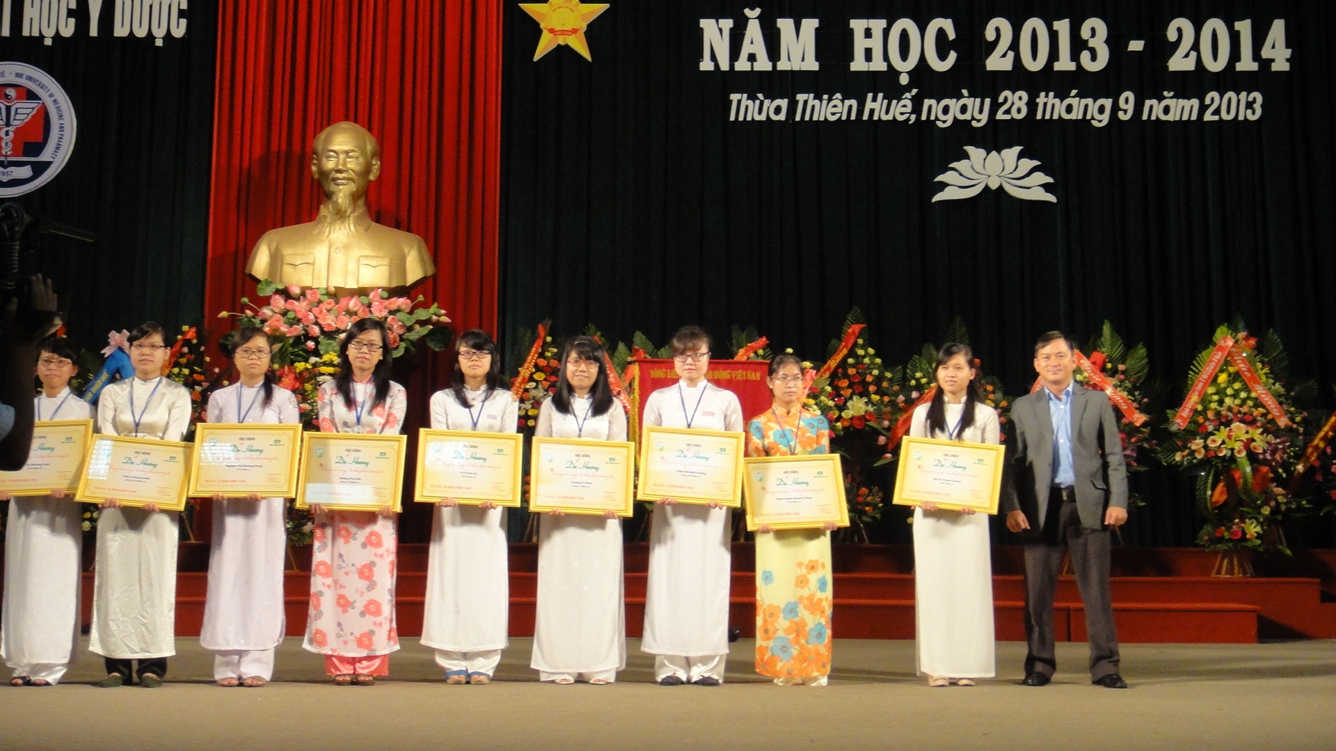 Le trao hoc bong cho nu thay thuoc tuong lai hinh anh