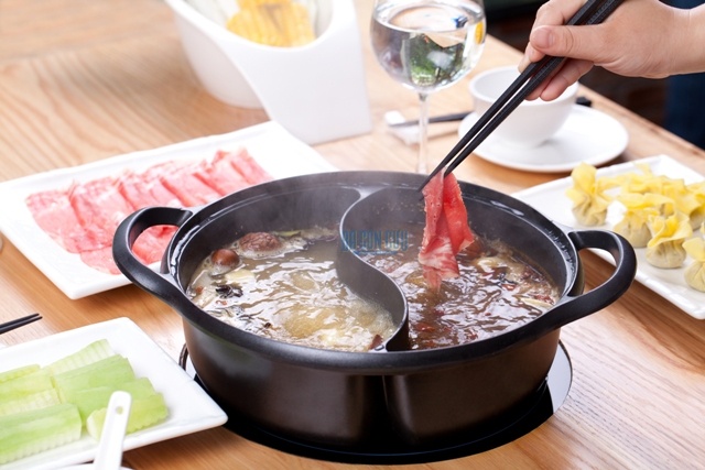 Buffet lau cuu non Mong Co tai Ba Con Cuu gia 179.000 dong hinh anh