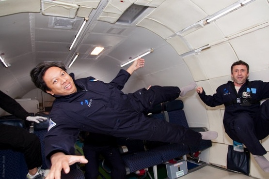 Doanh nhan Viet du hanh khong gian de lam khuyen mai hinh anh