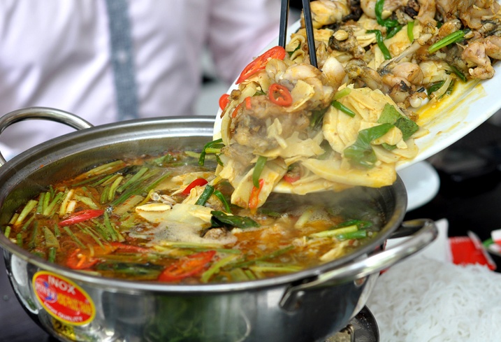 Di an lau ech ngon re trong thoi bao gia hinh anh