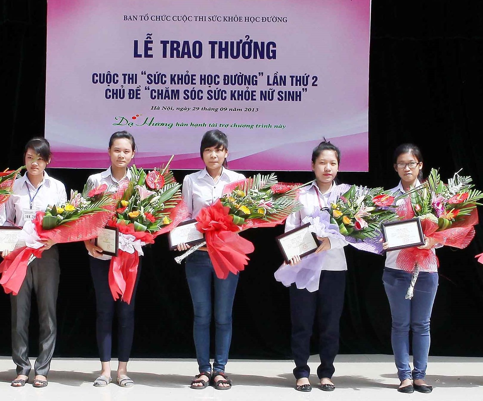 Le trao giai cuoc thi 'Cham soc suc khoe nu sinh' hinh anh