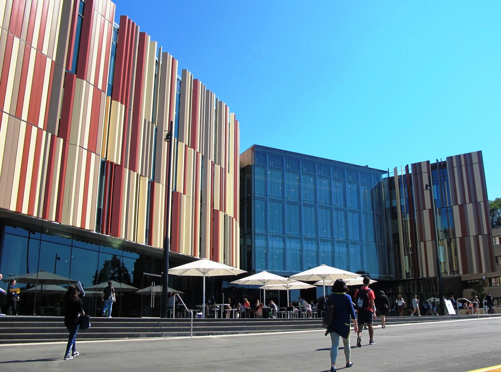 Co hoi viec lam va chinh sach o lai sau tot nghiep tai uc hinh anh