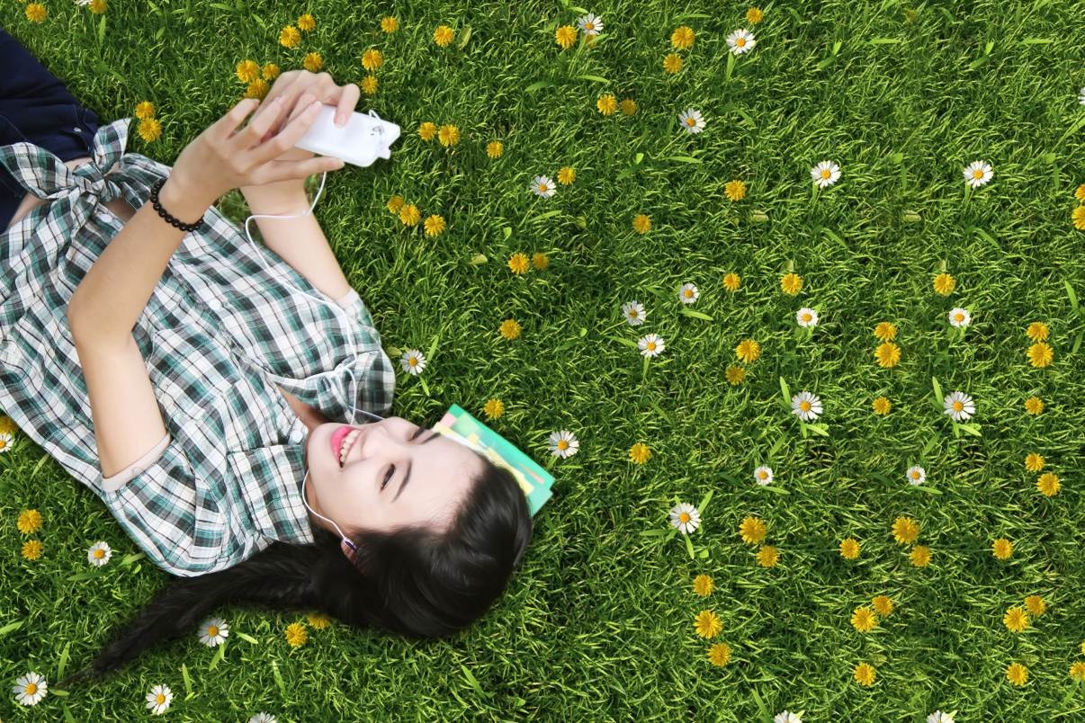 Cach xai smartphone cua nhung nu sinh gioi DH Quoc gia hinh anh