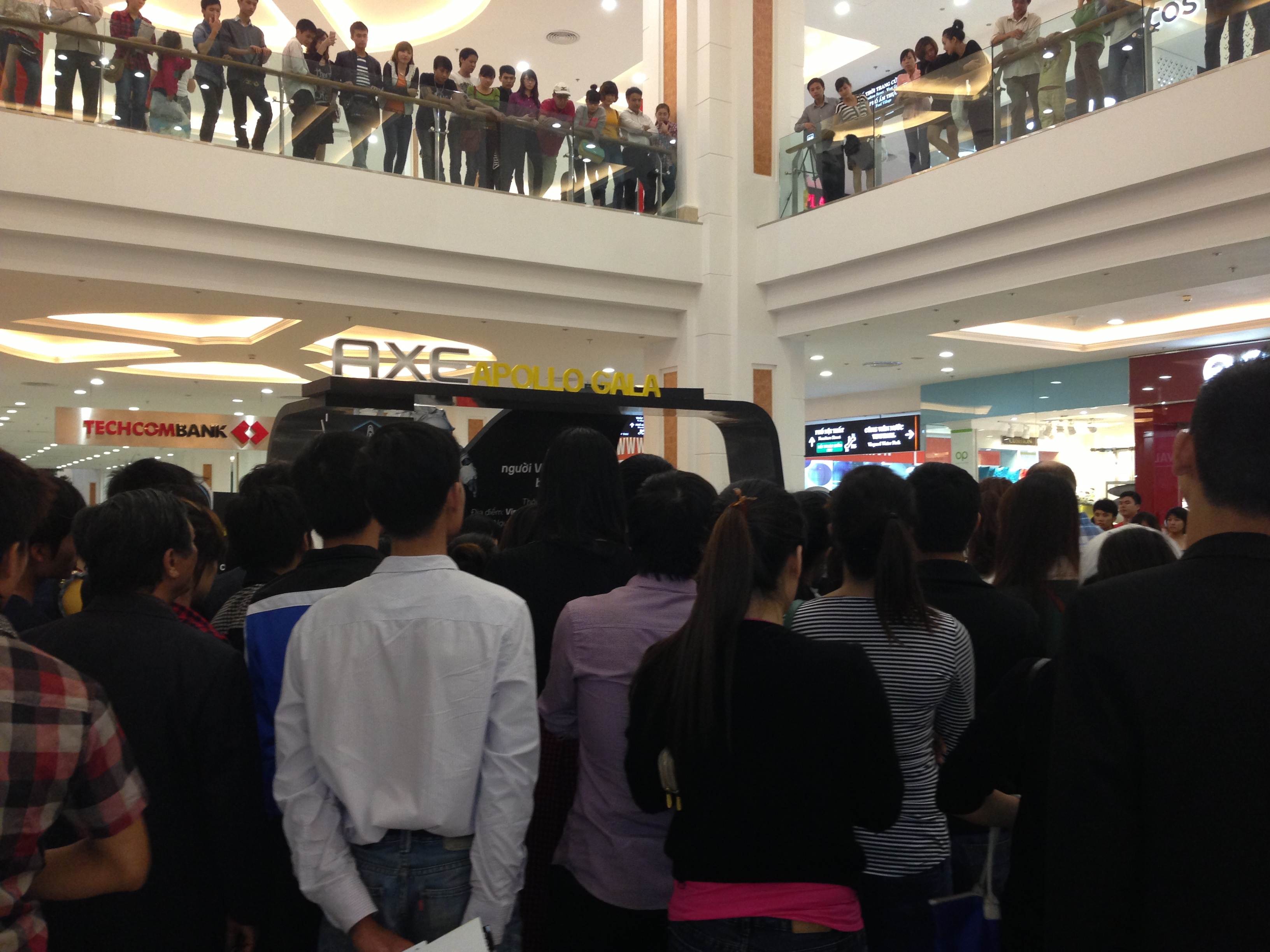 Nhieu ban tre xep hang san ve tai Royal City hinh anh