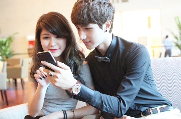 Smartphone loi tu sieu mong duoc ua chuong hinh anh