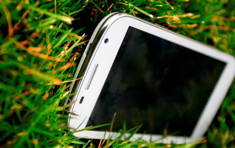 Can canh smartphone 5 inch FPT F80 hinh anh