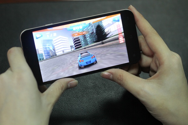 Smartphone mau vang champagne hut nguoi dung hinh anh