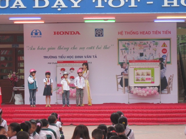 Hoc sinh tieu hoc va THPT hoc an toan giao thong hinh anh