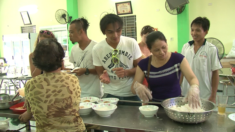 Khuong Ngoc - Hoang Phi kham pha TP Quy Nhon hinh anh