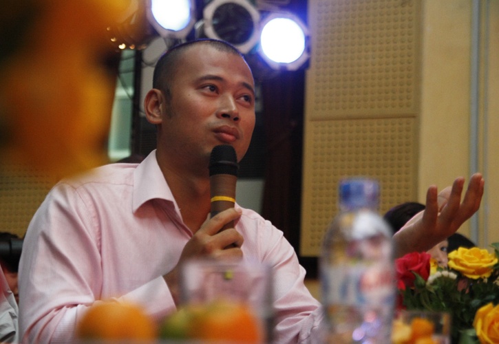 Long Vu lam giam khao khach moi 'Dem rock tang bong 24h' hinh anh