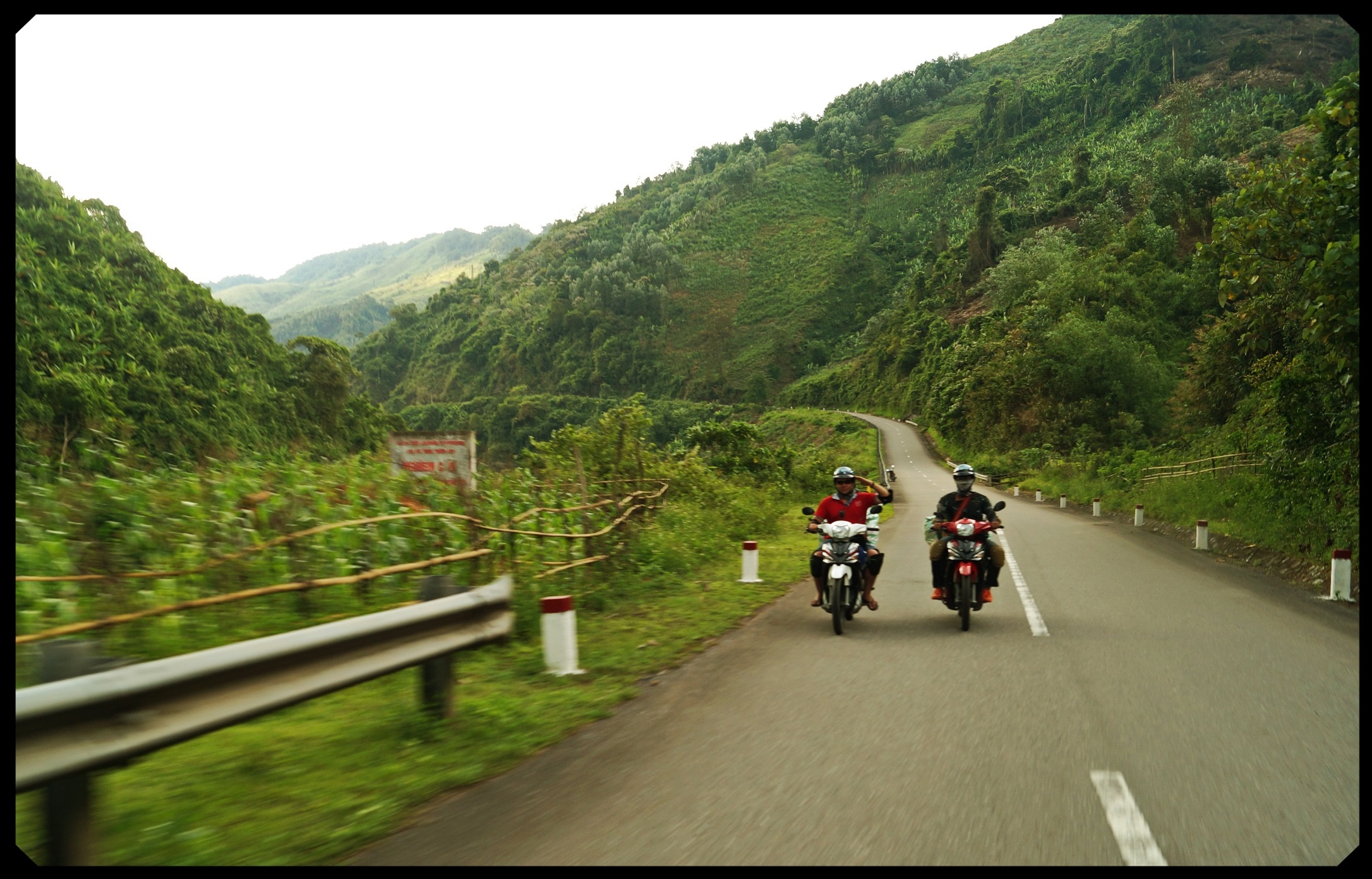 Chang trai Ba Lan vat va muu sinh tren duong pho Sai Gon hinh anh