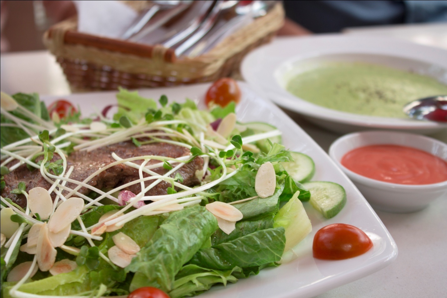 Thuong thuc huong vi Phap giua long Sai Gon hinh anh