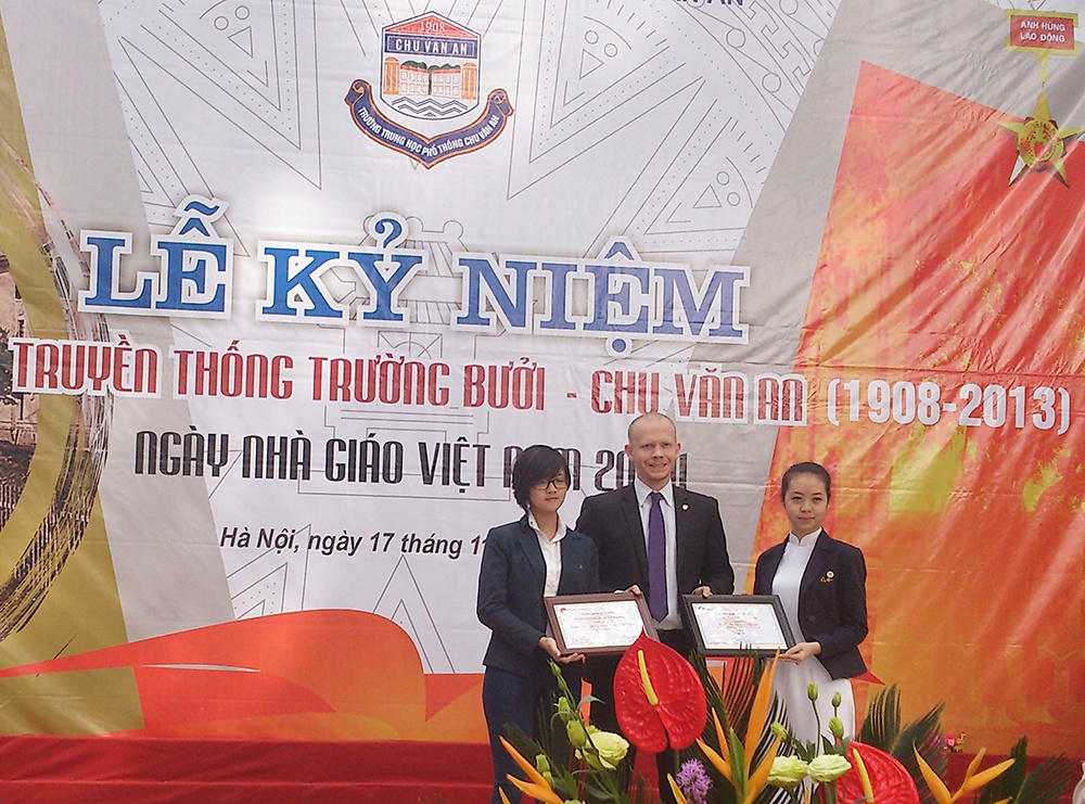 British University trao hoc bong cho nu sinh Chu Van An hinh anh