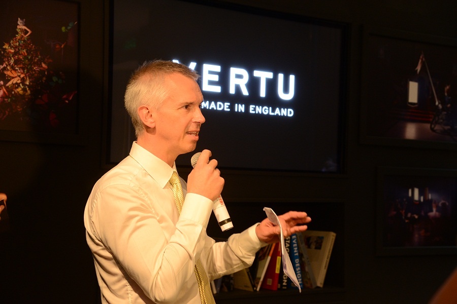 Nhung chi tiet tinh te trong BST The New Vertu Constellation hinh anh