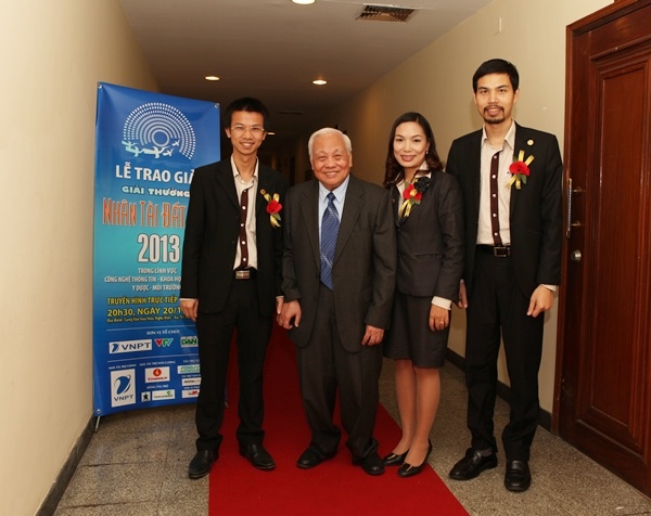 AMIS.VN nhan giai 'Nhan tai dat Viet' 2013 hinh anh