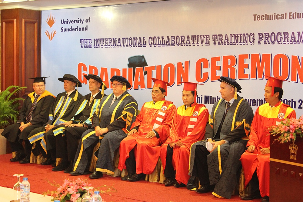 Le trao bang cho tan cu nhan DH Sunderland tai TP.HCM hinh anh