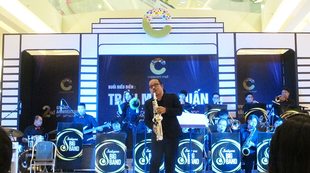 Thuong thuc jazz voi Tran Manh Tuan tai Crescent Mall hinh anh