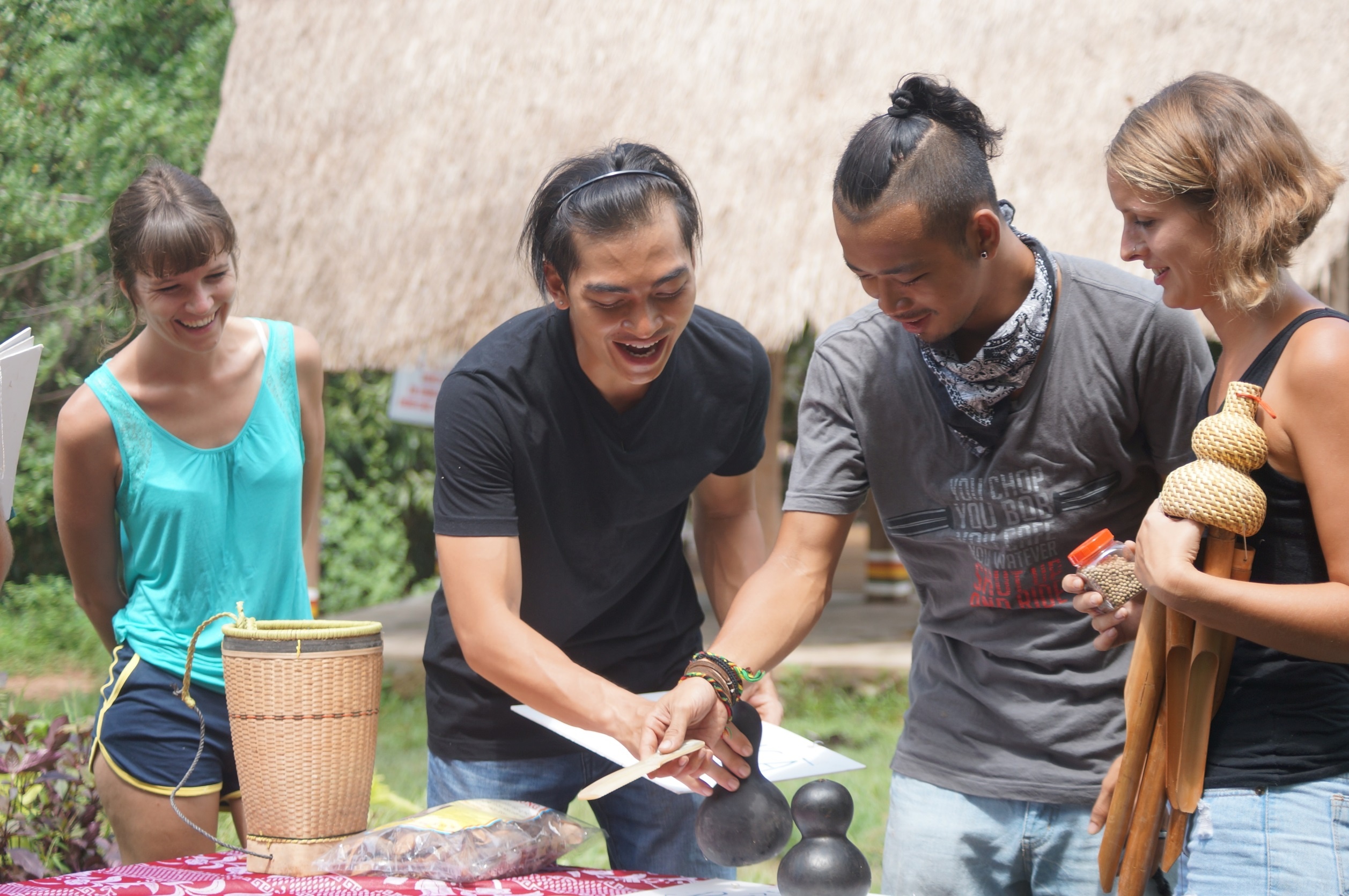 Khuong Ngoc va Hoang Phi vat va 'chan voi' hinh anh