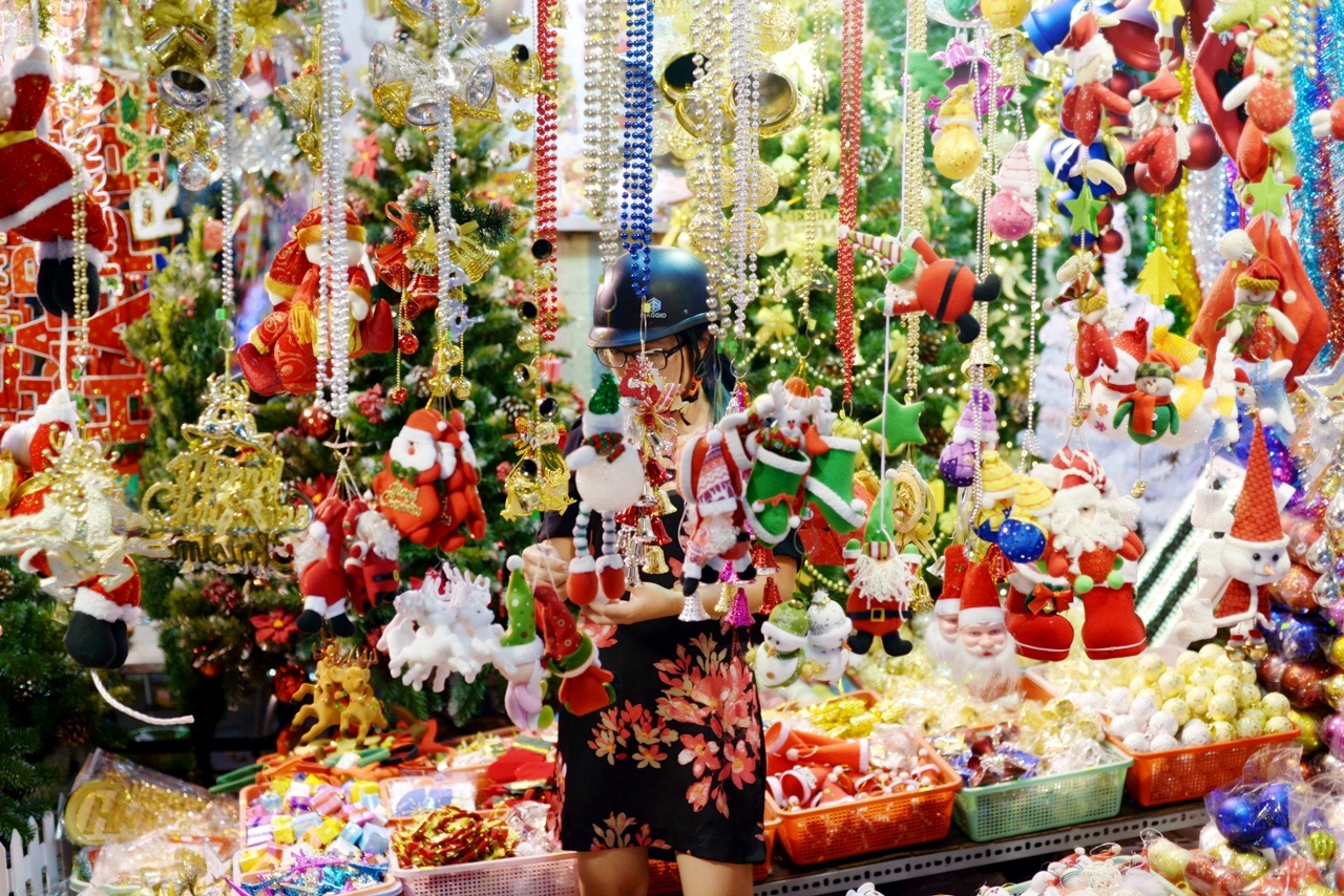 Giang sinh ruc ro khap TP.HCM hinh anh