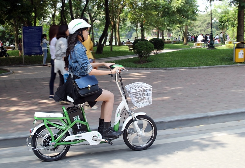 Dung xe dien tranh bao gia xang hinh anh