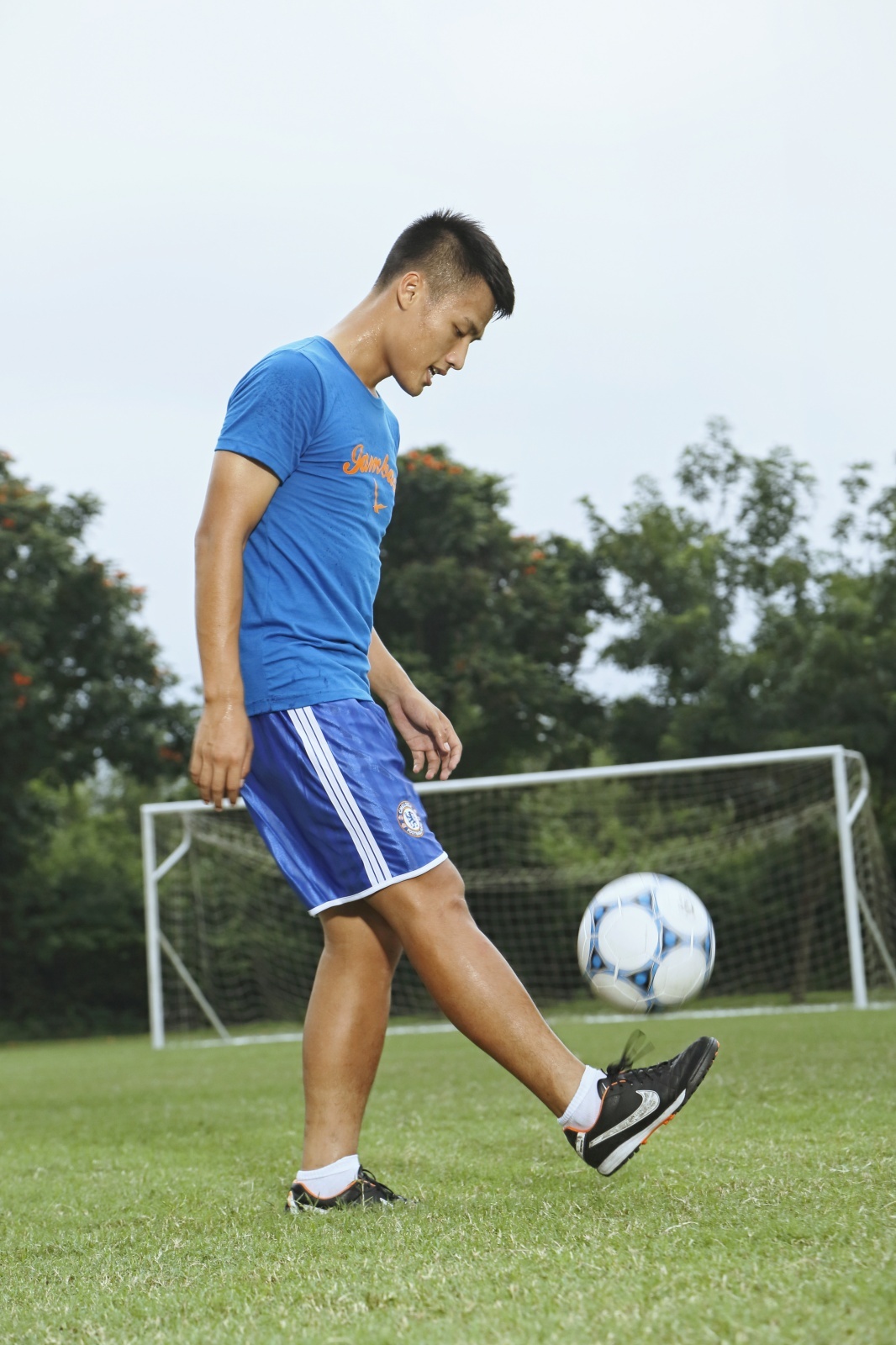 Mac Hong Quan ren luyen the luc trong tu duy cau thu quoc te hinh anh